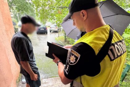 У Києві чоловік кинув гранату, його затримали